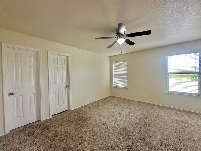 Building Photo - 3 BED 2.5 BATH WITH FRESH PAINT AND NEW AP...