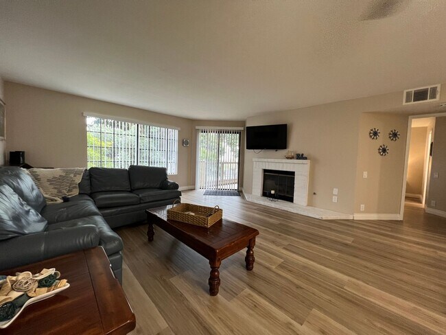 Building Photo - Two bedroom condo on the beach
