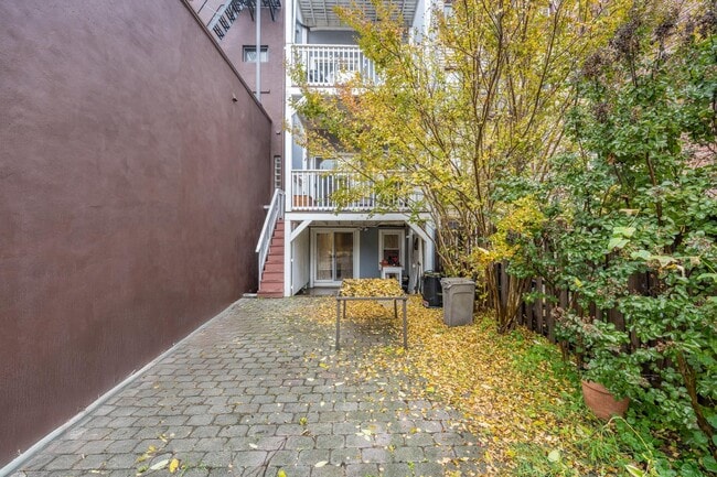 Building Photo - 251.5 York St