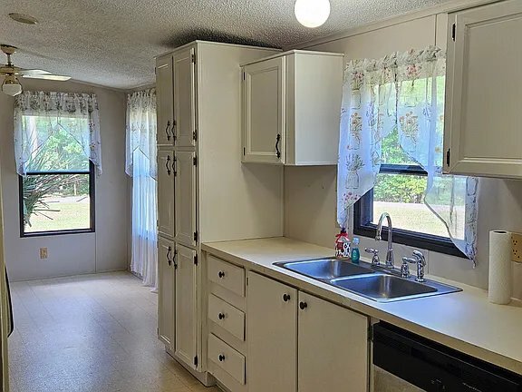Building Photo - 3366 Shoreland Dr