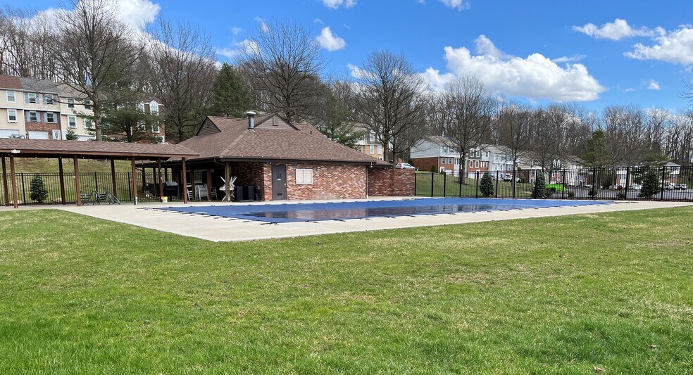 Building Photo - 6206 Patrick Henry Dr