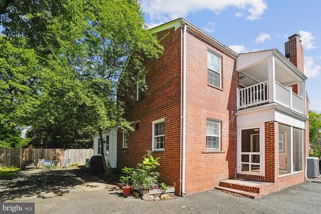 Building Photo - 904 N Ivy St