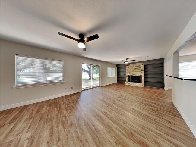 Building Photo - 2202 Briarwood Blvd