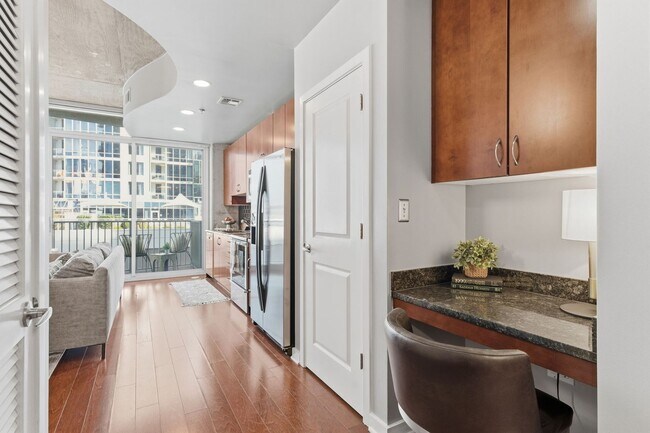 Building Photo - Great price on 9th Floor of Encore Building Downtown Nashville. One Bed One Bath. Resort style am...