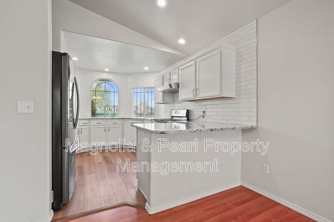 Building Photo - 979 Peregrine Dr