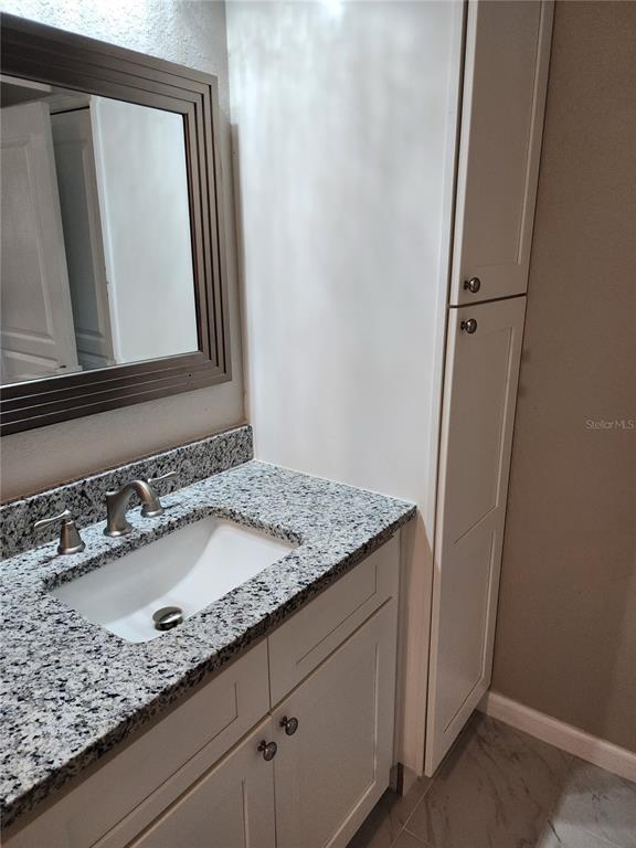 Building Photo - 9401 Crescent Loop Cir