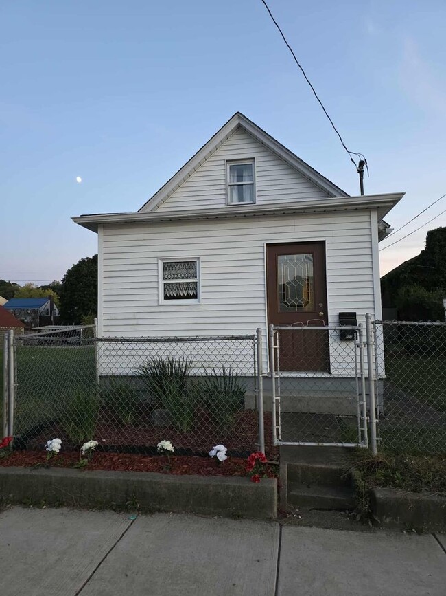 Building Photo - 1 Bedroom 1 Bathroom House For Rent *With Bonus Room*