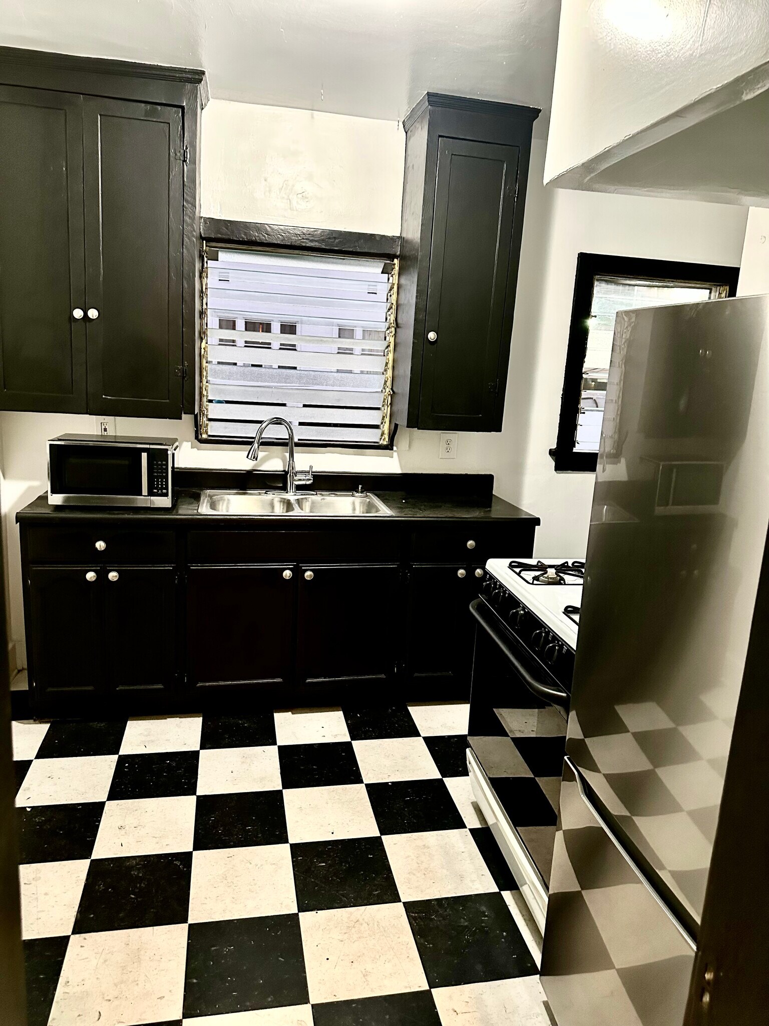 #1 Kitchen - 717 1/2 N Ridgewood Pl