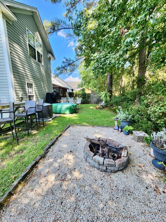 Building Photo - Adorable, well taken care of three bedroom...