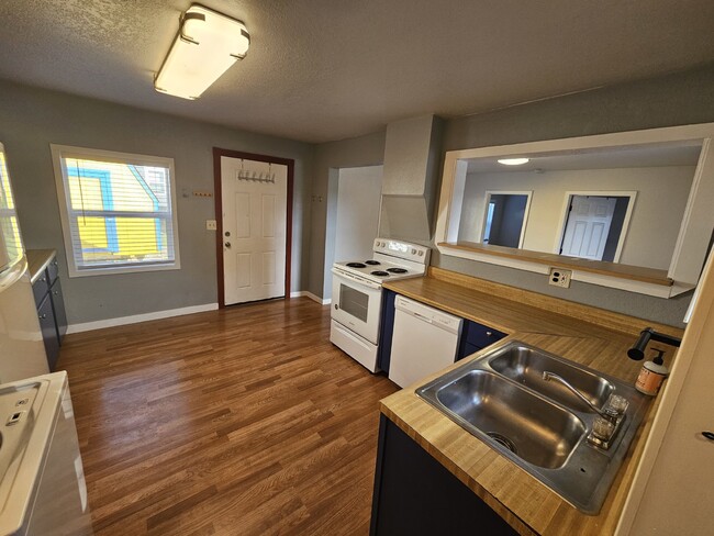 Building Photo - 2-Bedroom, 1-bathroom Home with Utilities,...