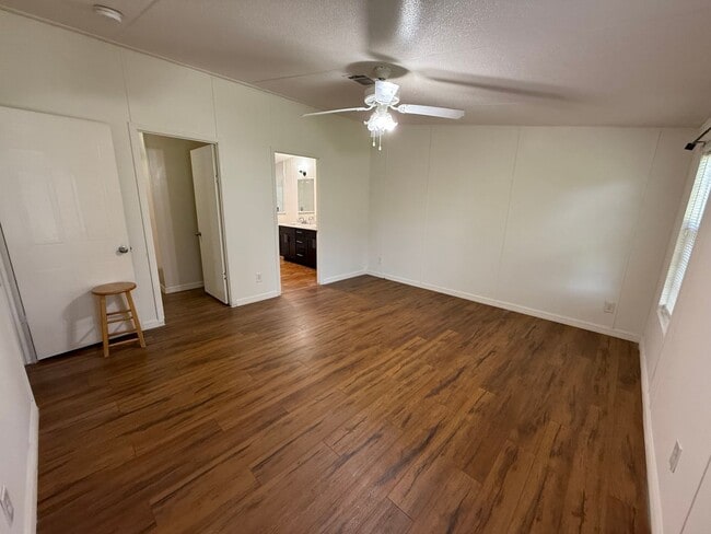 Building Photo - MOVE IN READY 4 Bed 2 Bath on 1 ACRE