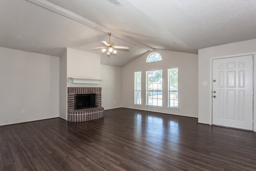 Building Photo - 10216 Aurora Dr