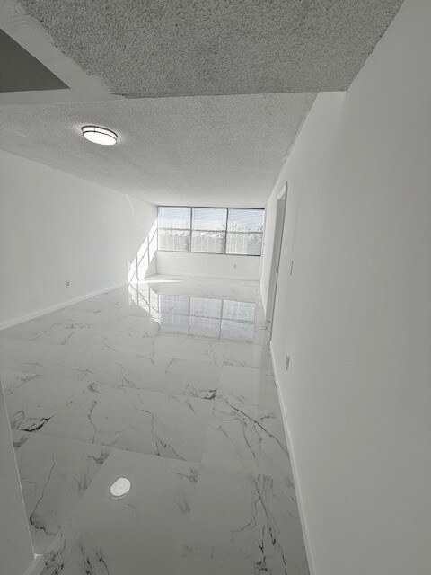 Building Photo - 1005E