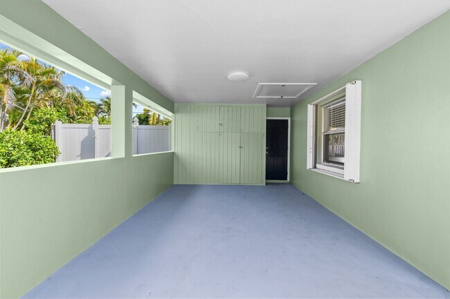 Building Photo - Beautifully maintained 2-bed/2-bath single-family residence is available for rent in one of West ...