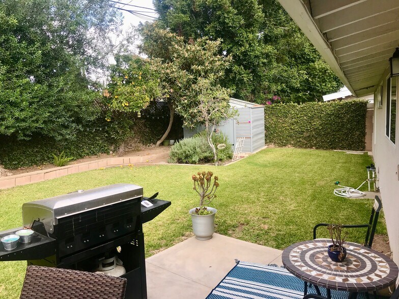 Storage shed in the back yard - 2573 Oxford Lane