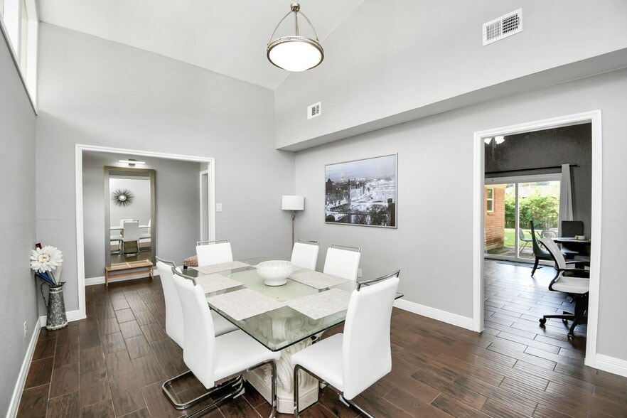 Building Photo - 8615 Shadow Crest St