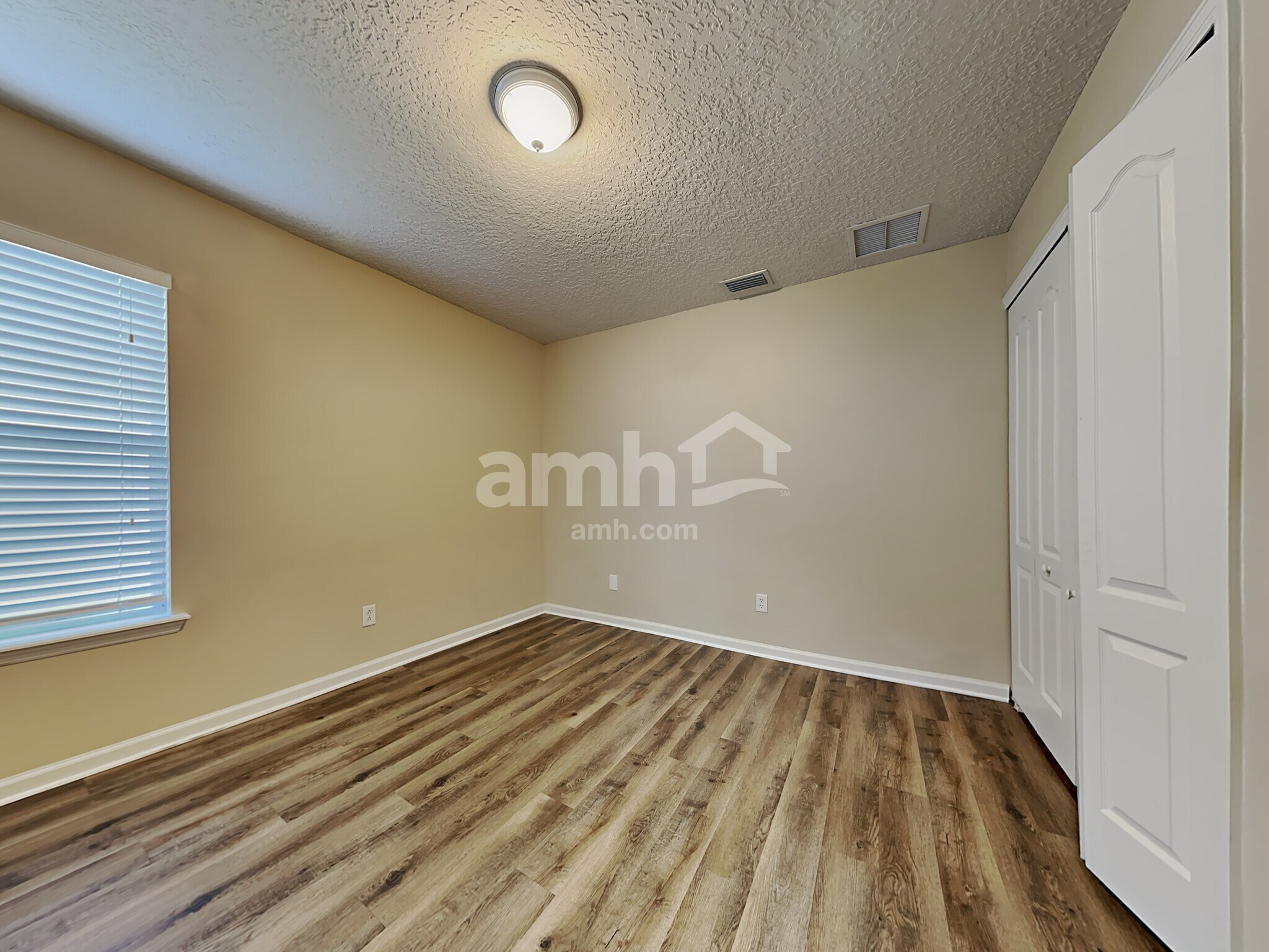 Building Photo - 12336 Deersong Dr N
