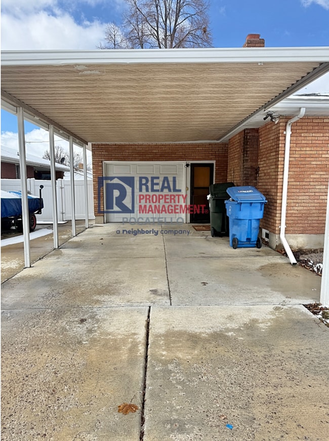 Building Photo - 3 bed 2 bath house - 1 car garage - PET FRIENDLY