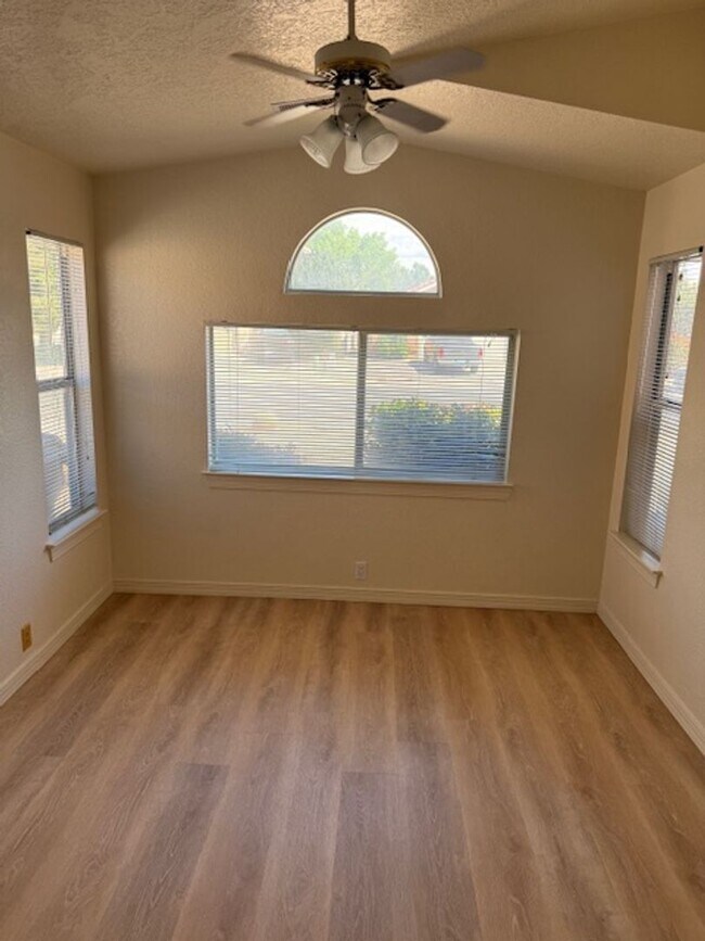 Building Photo - Charming and functional 3-Bedroom 2-Bath near Kirtland Air force base
