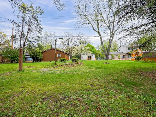 Building Photo - Welcome to this beautiful 2 bedroom, 1 bat...