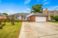Building Photo - 4/2 Cantonment Property in Kings Road Neig...