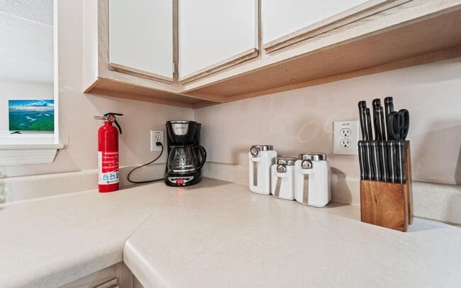 Building Photo - 2BR/2.5 Bath Townhome Minutes to Camp Lejuene