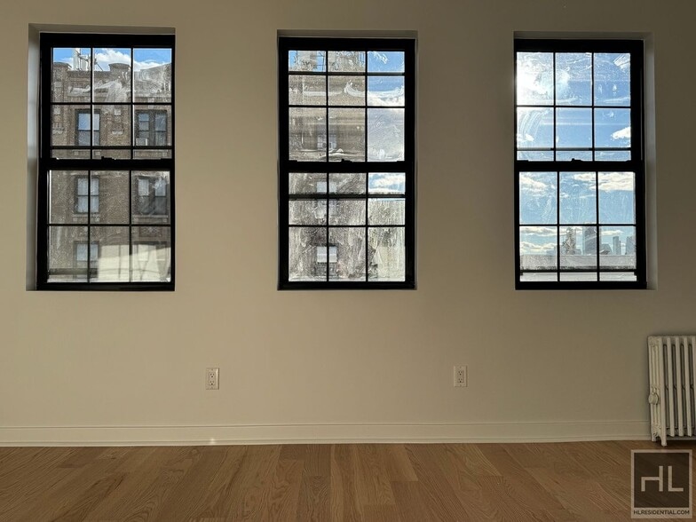 Building Photo - 31 AVENUE