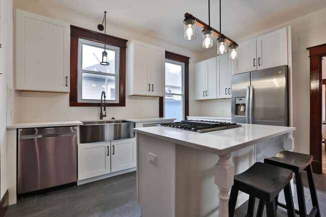 Building Photo - Newly Renovated Single Family Home