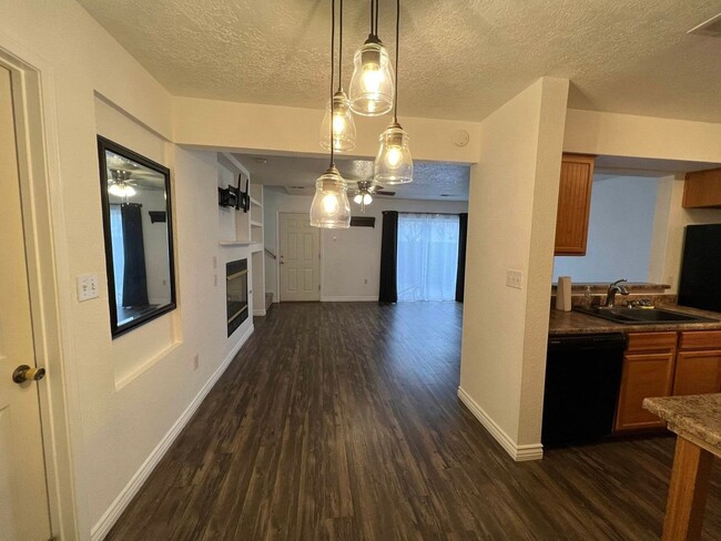 Building Photo - 2 bed 2 bath Townhome with Garage Coming S...