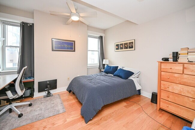 Building Photo - 433 E 13th St