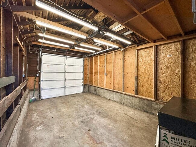 Building Photo - Charming 2-Bed 2-Bath Tacoma Craftsman | S...
