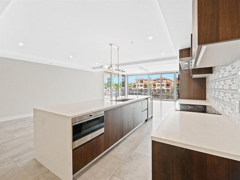Building Photo - 133 Isle of Venice Dr
