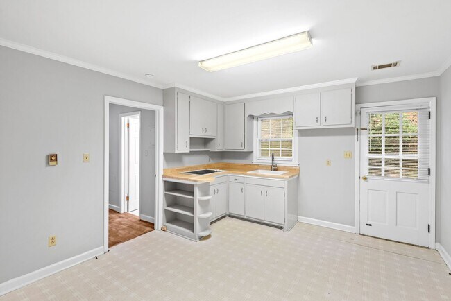 Building Photo - Available 5/9! Charming & Convenient Brick Ranch