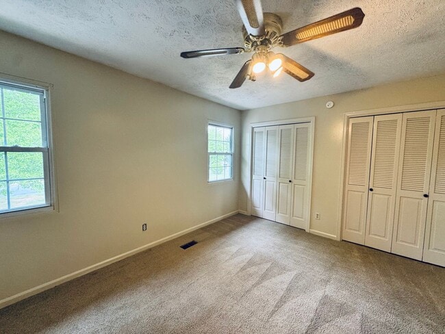 Building Photo - Comfort and Convenience