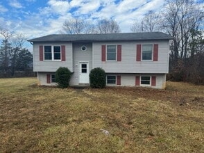 Building Photo - Available 5/1/2026 3 Bedroom Pet Friendly home on Redwood Drive in Rileyville!