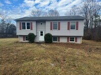 Building Photo - Move In Special! Move in by 6/5 and get 1/2 off first full months rent.  3 Bedroom Pet Friendly h...