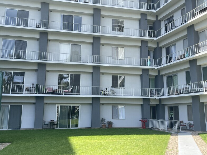 Building Photo - 100 S Doheny Dr