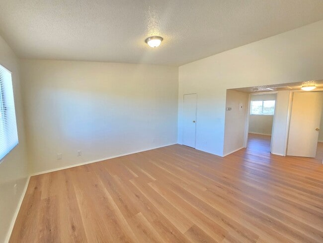 Building Photo - Beautifully remodeled 2 bedroom apartment