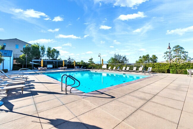 Building Photo - Light and bright 4 bedroom 3 bath beauty i...