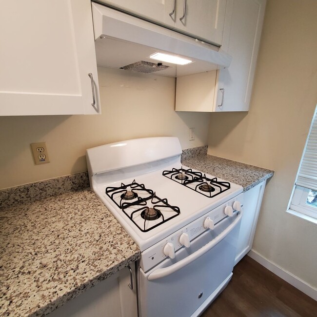 Building Photo - Remodeled 2bd/1ba 2 Story Condo Near Heart...