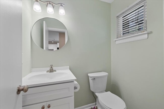 Building Photo - Charming 2 Bedroom/1 Bath Townhome in Henr...