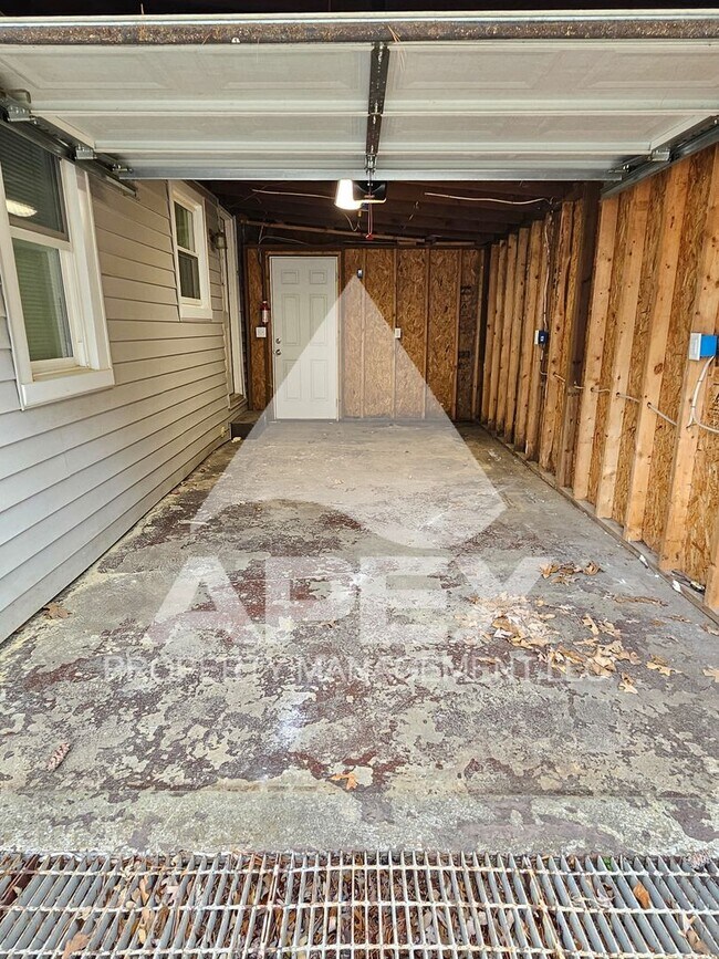 Building Photo - Craftsman Style 2 Bd 1 Ba Single Family Home w/Bonus rm & Garage in North Knox!