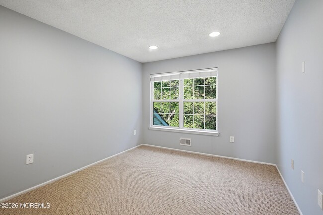 Building Photo - 702 Carnation Dr