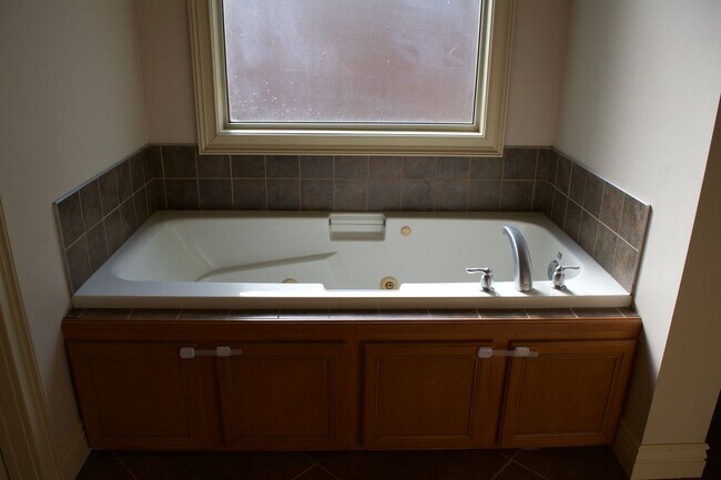 Building Photo - Marvelous 3 Bedroom House In Mill Creek Ma...