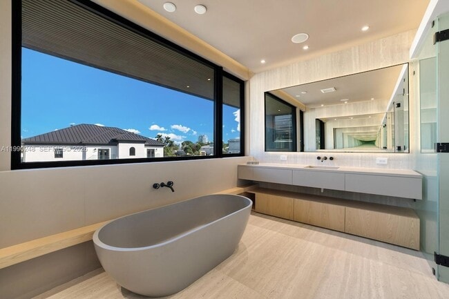 Building Photo - 641 Flamingo Dr