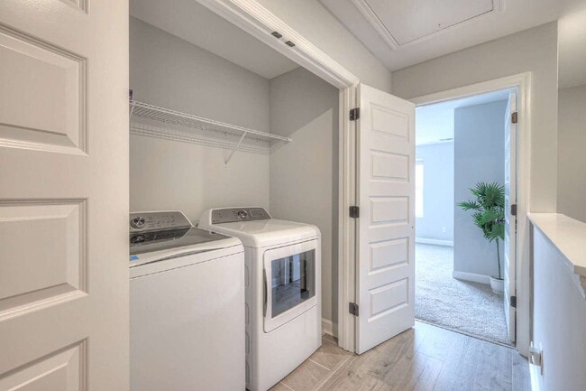 Building Photo - Like-New Modern Townhome Near Dining, Shopping, Trails & Old Hickory Lake