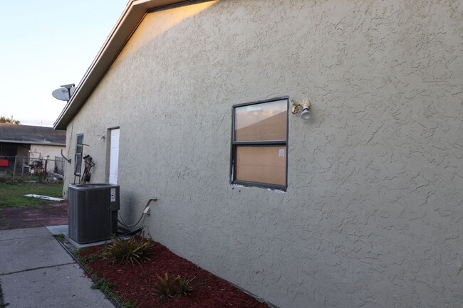 Building Photo - 727 Lucaya Dr