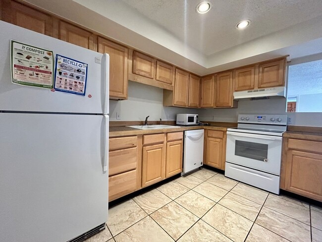 Building Photo - SHORT TERM RENTAL! 3Br/2Ba Condo in the Heart of Boulder