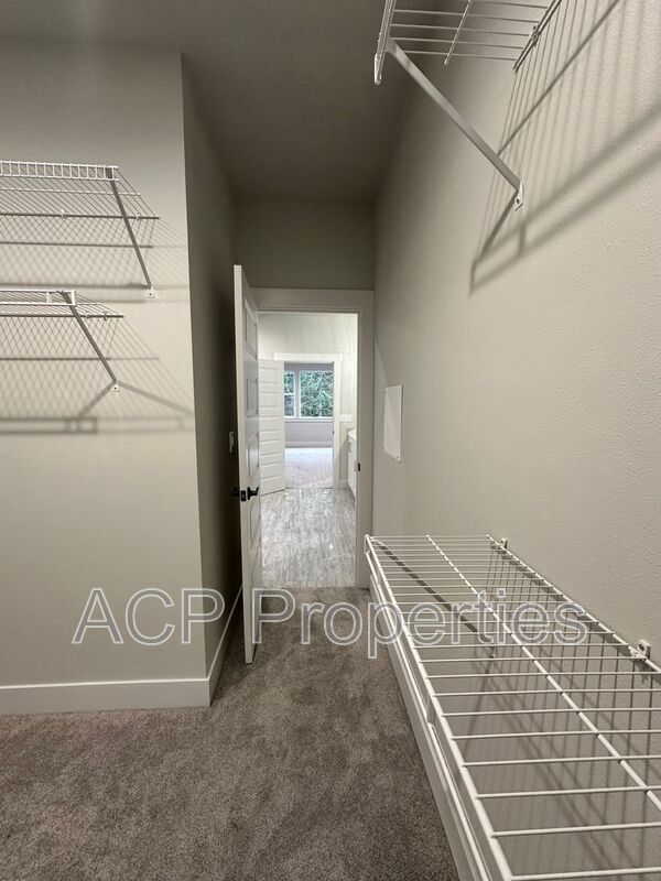 Building Photo - 8 Clematis Ln