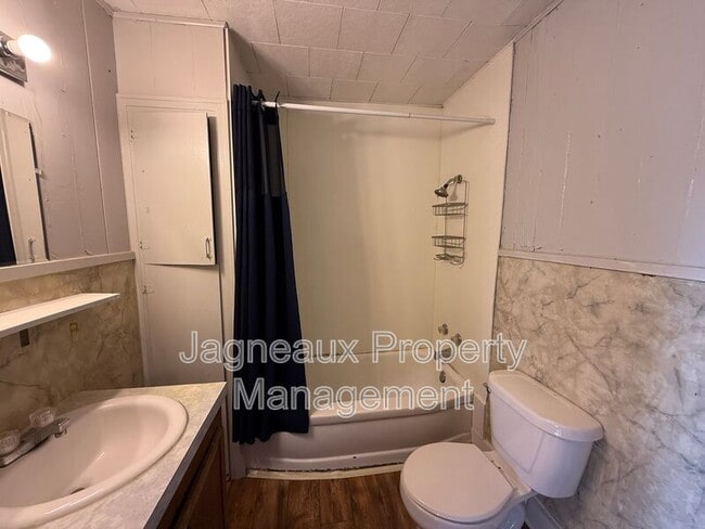 Building Photo - 417 W Logan St